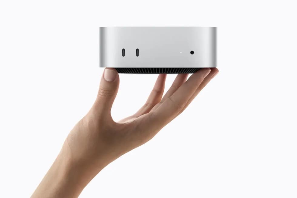 mao segurando mac mini